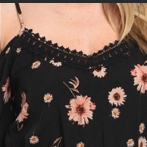 Beautiful Black cold shoulder floral romper - Picture 4 of 6